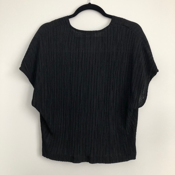 ✨2/$30✨ NWOT- DYNAMITE BLACK TWIST TOP - Picture 2 of 3